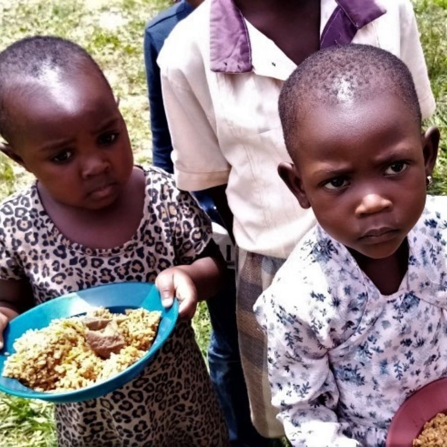 Zwei kleine Kinder mit Essen